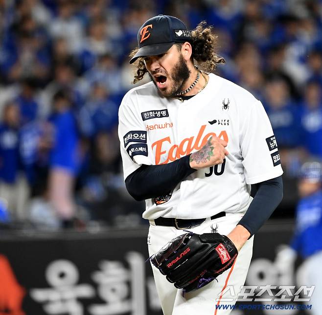 24일 대전 한화생명볼파크에서 열린 PO 5차전 삼성과 한화의 경기, 2회초 2사 1루 폰세가 김성윤 타석때 1루주자 김지찬을 견제구로 잡아낸 뒤 환호하고 있다. 대전=허상욱 기자wook@sportschosun.com/2025.10.24/