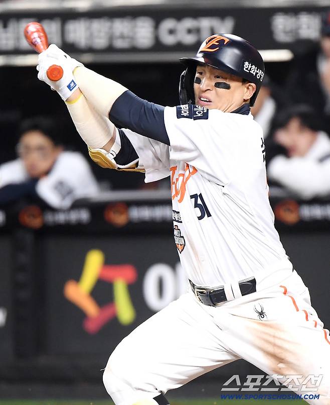 30일 대전 한화생명볼파크에서 열린 LG와 한화의 한국시리즈 4차전. 7회말 1사 1루 손아섭이 3루수앞 내야안타를 치고 있다. 대전=정재근 기자 cjg@sportschosun.com/2025.10.30/