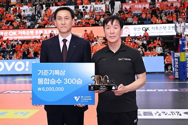 감독 통산 300승을 기념해 가족들과 함께 시구에 나선 신영철 OK저축은행 감독. 사진제공=KOVO