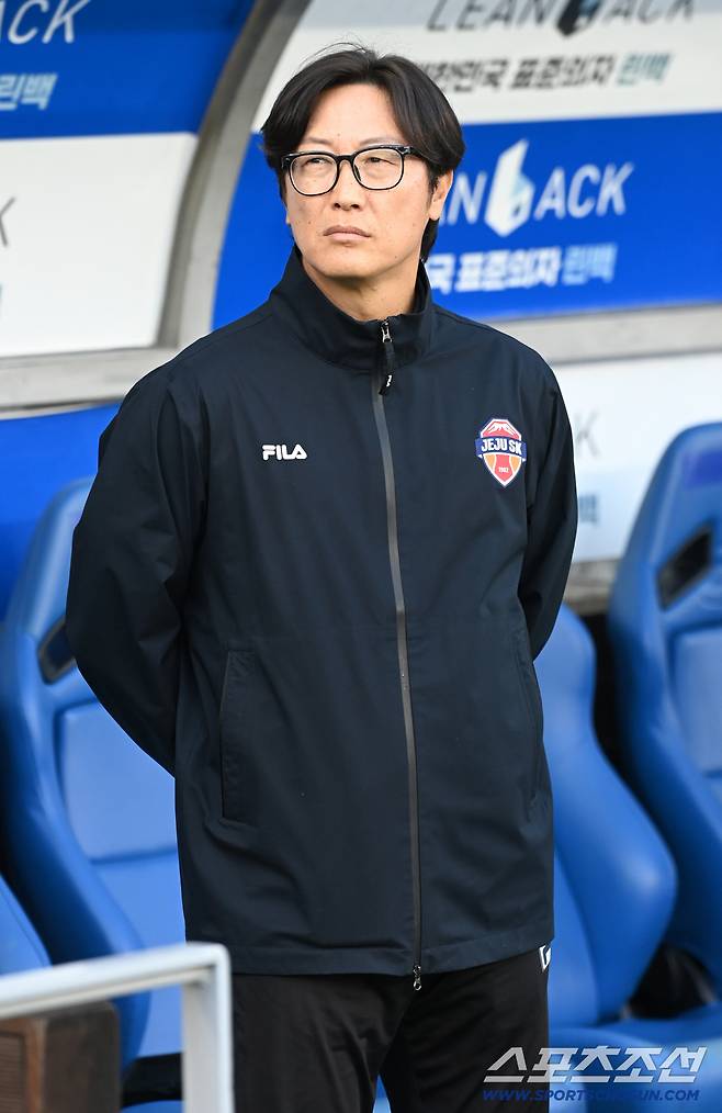 30일 울산문수축구경기장에서 열린 울산HD와 제주 SK FC의 K리그1 2025 경기. 제주 김정수 감독대행이 경기를 지켜보고 있다. 울산=허상욱 기자wook@sportschosun.com/2025.11.30/