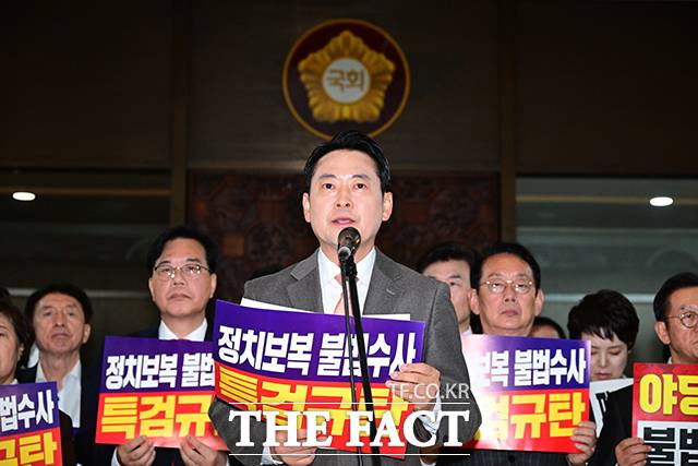 장동혁 대표가 지도부 차원의 사과를 하지 않을 경우 연판장 또는 기자회견을 통한 집단행동 예고까지 나왔다. 사진은 장동혁 국민의힘 대표(가운데)가 27일 오후 서울 여의도 국회 본회의장 앞에서 '추경호 의원 체포동의안 처리' 규탄대회를 열고 규탄사를 하고 있는 모습. /남윤호 기자