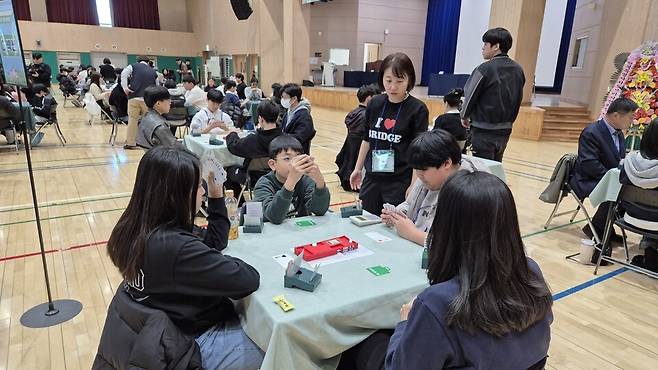 제3회 세종시 브리지 토너먼트에 참가한 선수들이 세대를 뛰어넘어 열띤 두뇌 싸움을 하고 있다. 세종시 브리지협회 제공
