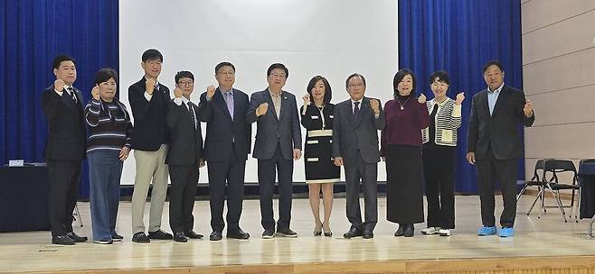 세종시 브리지 토너먼트 행사에 참관한 최교진 교육부 장관(오른쪽에서 6번째)과 김혜영 한국브리지협회장(오른쪽에서 5번째) 등 관계자들이 대회 개막을 축하하고 있다. 세종시 브리지협회 제공