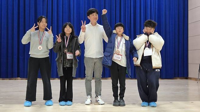 세종시 브리지 토너먼트 입상자들이 기뻐하고 있다. 세종시 브리지협회 제공