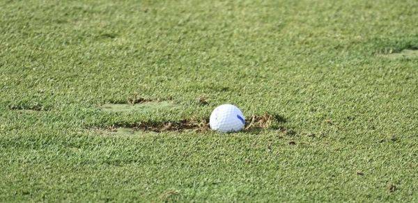 티샷이 페어웨이 디봇에 떨어진 경우 무벌타로 구제하는 것이 공평하다. 골프먼슬리 제공