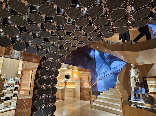 '루이비통 비저너리 저니 서울' 1층 입구. 천장에 장식된 249개의 '햇박스'가 공간의 시작을 알렸다. 박재현 기자