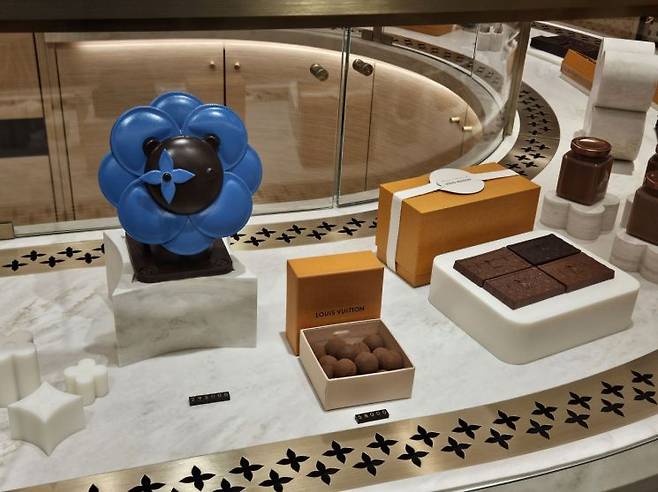 초콜릿 숍 '르 쇼콜라 막심 프레데릭 앳 루이비통'에서 선보이는 메뉴들. 란색 장식은 서울을 상징한다. 박재현 기자