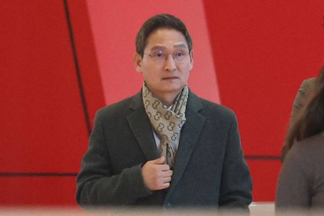 건진법사 관봉권 띠지 분실 의혹과 쿠팡 퇴직금 불기소 외압 의혹 수사를 맡게 된 안권섭 상설특별검사가 17일 서울 여의도 사무실에서 나오고 있다. 연합뉴스