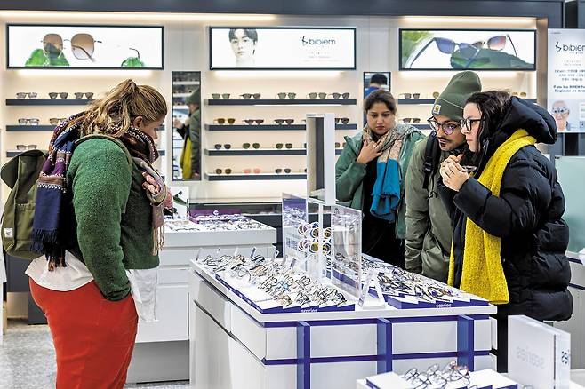 지난 25일 서울 명동의 D 안경점에서 외국인들이 안경을 고르고 있다. 이 매장은 외국인 고객 비율이 70% 수준이다. /이신영 영상미디어 기자