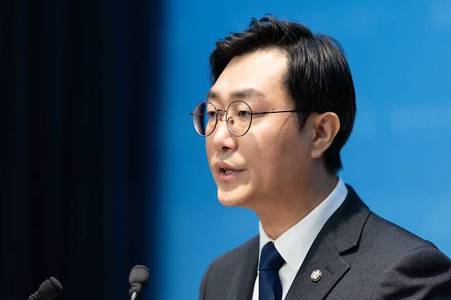 현직 여성 국회 의원실 비서관 성추행 의혹에 휩싸인 장경태 더불어민주당 의원이 30일 서울 여의도 국회 소통관에서 입장을 밝히고 있다. /뉴스1