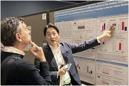 최재혁 한미약품 R&D센터 그룹장이 면역항암학회(SITC 2025)에서 면역조절 항암 혁신신약 'HM16390'와 관련된 연구 결과가 담긴 포스터 내용을 설명하고 있다./한미약품