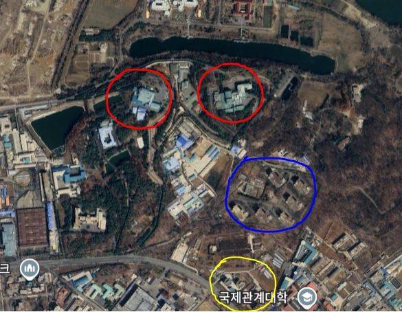 은덕촌 주변 위성사진. 빨간 동그라미 두 개는 김정일이 자주 파티를 열던 문수초대소이며 파란 동그라미가 은덕촌이다. 노란 동그라미는 도태촌이다. 김정일은 주변에 사는 고위급 인물들을 문수초대소로 불러 수시로 난잡한 술 파티를 열었다. 구글어스 캡처