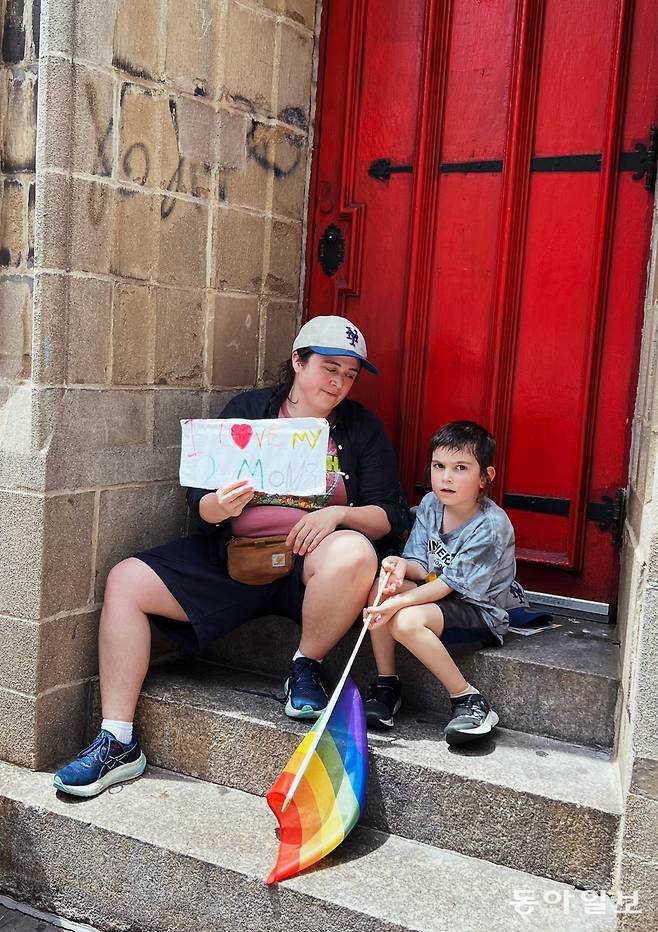 매년 여름 세계 최대 규모로 열리는 뉴욕의 성소수자 퍼레이드 현장에서 만난 엄마와 아들. 아이가 크레파스로 적은 피켓에 ‘난 우리 엄마 두명을 사랑해요(I LOVE MY 2MOMS)’라고 적혀있다. 뉴욕=임우선 특파원 imsun@donga.com