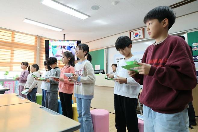 제주 평대초등학교 3학년 학생들이 지난 11월 28일 3학년 교실에서 지난 1년간의 학습 프로그램을 마치고 '쉰모살, 어디까지 가봤니'라는 책을 만들어 학부모 초청 출판기념회를 가졌다. 서울시교육청 제공