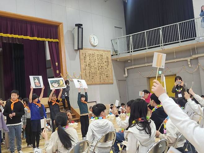 지난 27일 일본 도쿄 세타가야구 마츠가오카 초등학교 강당에서 '청풍초-마츠가오카초 국제문화·예술교류' 행사가 열린 가운데 마츠가오카초 학생들이 일본 문화에 관한 퀴즈를 내자 청풍초 학생들이 정답을 맞추고 있다. 사진=서혜진 도쿄특파원