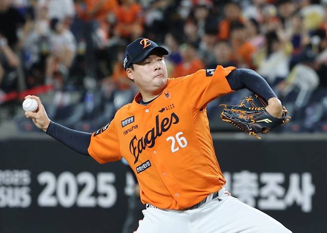 kt 위즈 유니폼을 입게 된 한승혁. 뉴스1