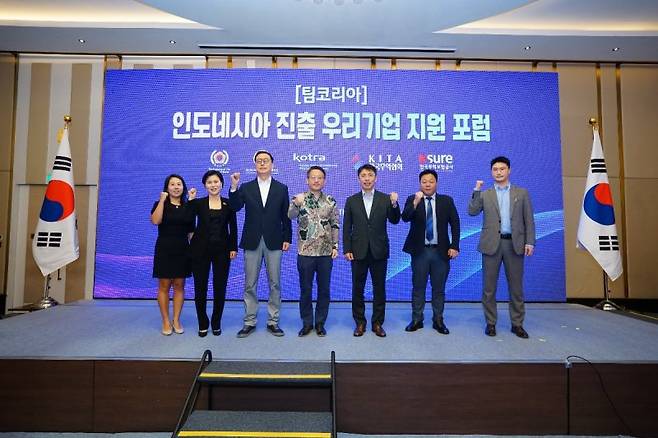 지난 28일 인도네시아 자카르타에서 개최된 '팀코리아 인도네시아 진출 우리기업 지원 포럼'에 앞서 발표자들이 대한민국 화이팅을 외치고 있다. 이효연 코트라 인도네시아 사무소 센터장(왼쪽부터), 김민규 인도네시아 코참 부회장, 이강현 인도네시아 코참 회장, 박수덕 주인도네시아 대사대리, 박해열 코트라 자카르타 무역관장, 임준환 Green Nature Farm 대표, 정민궁 Insight 대표. 주인도네시아 대사관 제공