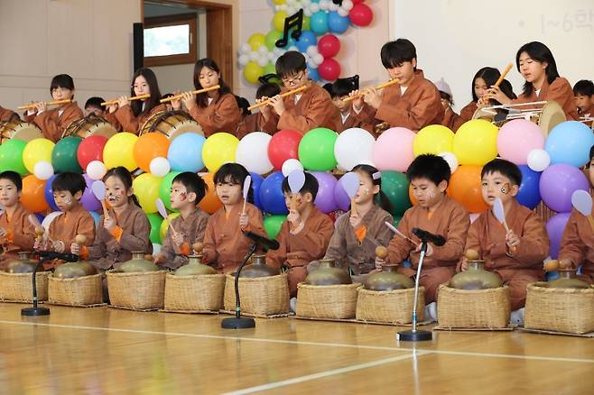 제주 서귀포시 표선면 성읍초등학교 전교생 58명이 지난 28일 학교 체육관에서 '벨롱벨롱 꿈자랑 발표회'를 열고 전통음악을 연주하고 있다. 서울시교육청 제공