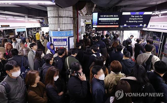 혼잡한 지하철 출근길 모습 연합뉴스
