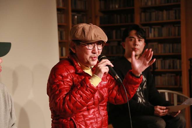 지난 27일 서울 마포구 벨로주 망원에서 열린 북토크 ‘한국 대중음악의 판을 바꾼 전설, 최성원과의 만남’에서 들국화 멤버 최성원이 이야기를 하고 있다. 한국 팝의 고고학 제공