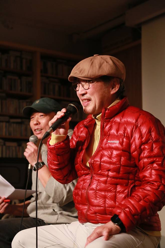 지난 27일 서울 마포구 벨로주 망원에서 열린 북토크 ‘한국 대중음악의 판을 바꾼 전설, 최성원과의 만남’에서 들국화 멤버 최성원이 이야기를 하고 있다. 한국 팝의 고고학 제공