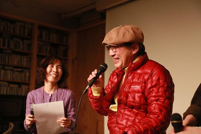 지난 27일 서울 마포구 벨로주 망원에서 열린 북토크 ‘한국 대중음악의 판을 바꾼 전설, 최성원과의 만남’에서 들국화 멤버 최성원이 이야기를 하고 있다. 한국 팝의 고고학 제공