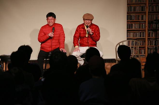 지난 27일 서울 마포구 벨로주 망원에서 열린 북토크 ‘한국 대중음악의 판을 바꾼 전설, 최성원과의 만남’에서 들국화 멤버 최성원이 이야기를 하고 있다. 한국 팝의 고고학 제공