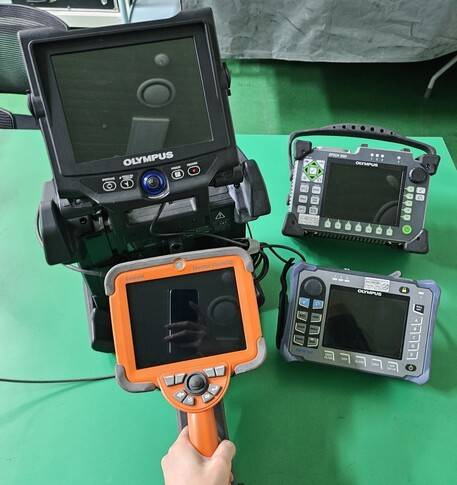 전지혜 과장이 다루는 장비들. 왼쪽 두개는 엔진 내시경 장비, 오른쪽 위는 초음파 검사 장비, 오른쪽 아래는 와전류 검사 장비다. 본인 제공