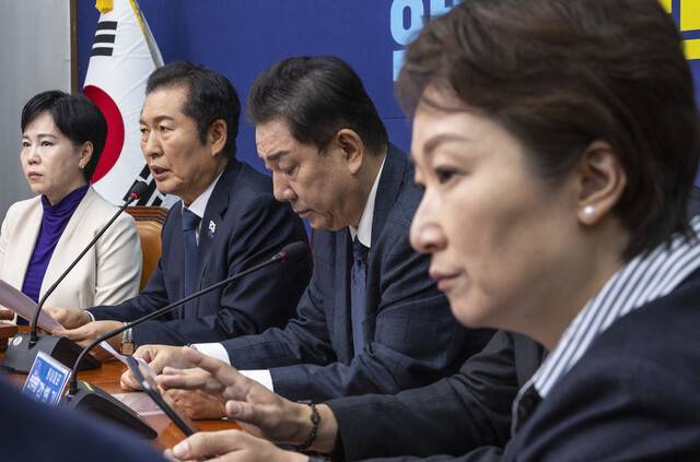 지난 24일 국회에서 열린 더불어민주당 최고위원회의 모습. 왼쪽부터 전현희 수석최고위원, 정청래 대표, 김병기 원내대표, 이언주 최고위원. 연합뉴스