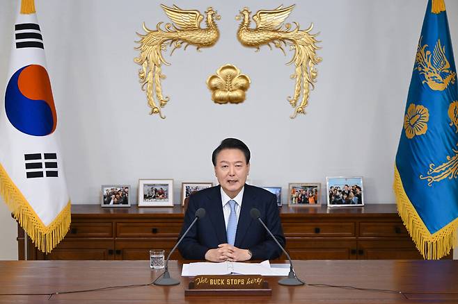 윤석열 전 대통령이 지난해 8월29일 서울 용산 대통령 집무실에서 국정브리핑을 하고 있다. 책상에는 ‘모든 책임은 내가 진다’(The BUCK STOPS here!)라는 문구가 쓰인 명패가 놓여 있다. 대통령실 제공