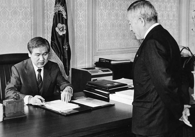 1989년 10월 11일 노태우(왼쪽) 당시 대통령이 청와대 집무실에서 조순 당시 부총리가 제출한 정부의 토지공개념 관련 법안에 서명하고있다. 한국일보 자료사진