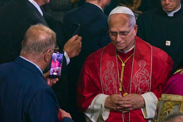 레오 14세 교황이 29일 이스탄불의 폭스바겐 아레나에서 대형 미사를 집전한 뒤 신자들을 만나고 있다. 이스탄불=AP 연합뉴스