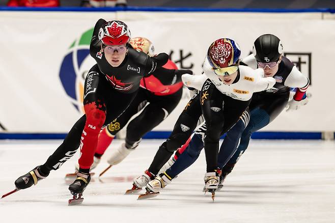 <yonhap photo-0078=""> epa12544282 Gilli Kim (R) of South Korea and Courtney Sarault (L) of Canada compete in the Women's 1500 m final race at the ISU Short track Speed Skating World Rour in Gdansk, Poland, 23 November 2025. EPA/Marcin Gadomski POLAND OUT/2025-11-24 00:30:59/ <저작권자 ⓒ 1980-2025 ㈜연합뉴스. 무단 전재 재배포 금지, AI 학습 및 활용 금지></yonhap>