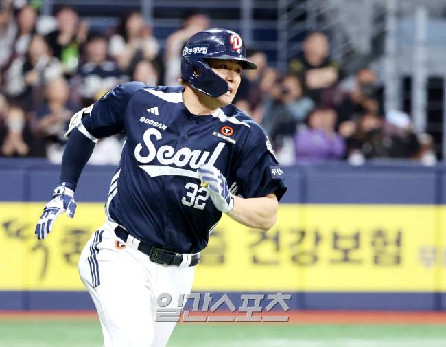 2025 KB0리그 프로야구 키움 히어로즈와 두산 베어스의 경기가 22일 오후 서울 고척스카이돔에서 열렸다. 8회초 무사 김재환이 안타를 치고 상대 수비가 공을 더듬는 사이 전력질주해 2루까지 출루하고 있다. 고척=김민규 기자 /2025.04.22/