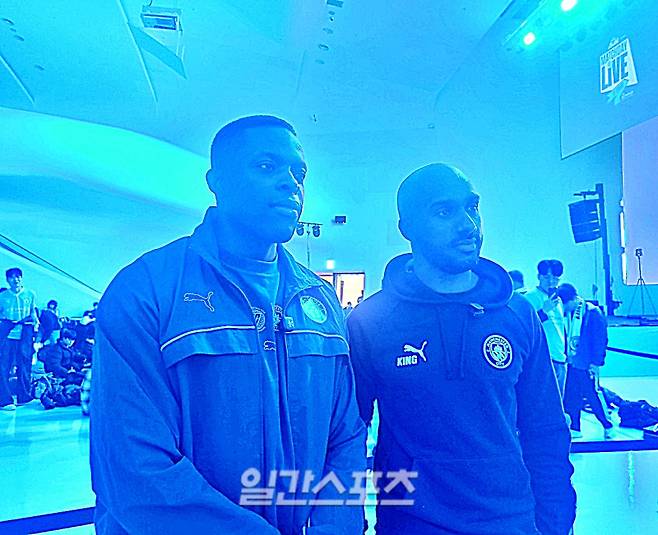 맨시티 뷰잉 파티에 앞서 한국 취재진과 인터뷰하는 오누오하(왼쪽)와 델프.&nbsp; &nbsp;&nbsp;