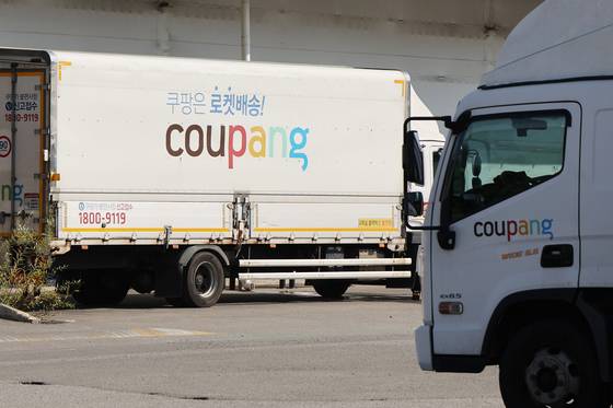 서울 시내의 한 쿠팡 물류센터 앞에 쿠팡 차량이 주차돼 있다. 연합뉴스