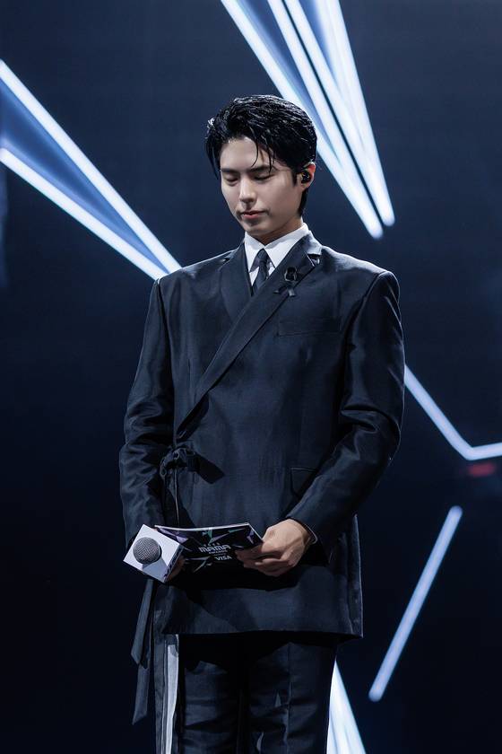 박보검이 묵념으로 시상식을 진행하고 있다. 사진 CJ ENM