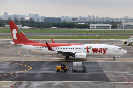서울 강서구 김포국제공항에서 티웨이 항공기가 이륙을 준비하고 있다. 사진 연합뉴스