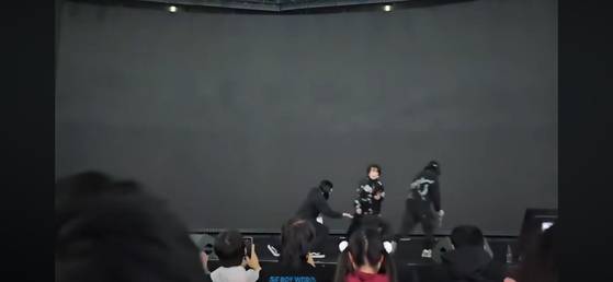 일본의 가수 오쓰키 마키가 지난 28일 중국 상하이 공연 도중 무대에서 스탭들에게 이끌려 퇴장하고 있다. 사진=유튜브 캡처