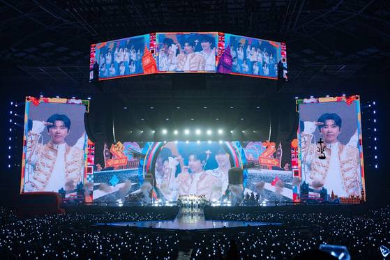 임영웅은 팬들에게 '건행' 포즈를 취했다. "건강하고 행복하자"는 임영웅과 팬들 사이의 메시지다. 사진 물고기뮤직