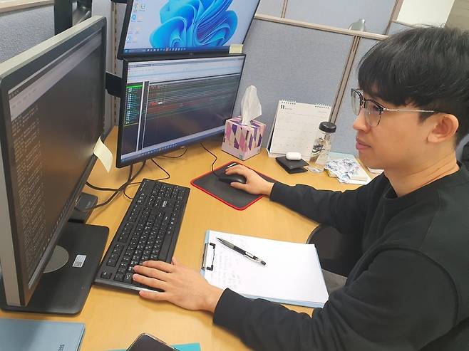 홍성민 연구원이 MIPI 시뮬레이션 검증 중이다. 윤현주 기자