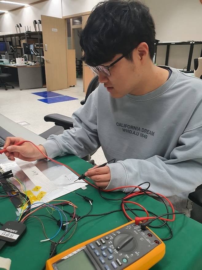 최민식 연구원이 아날로그 성능 측정을 하고 있다. 윤현주 기자