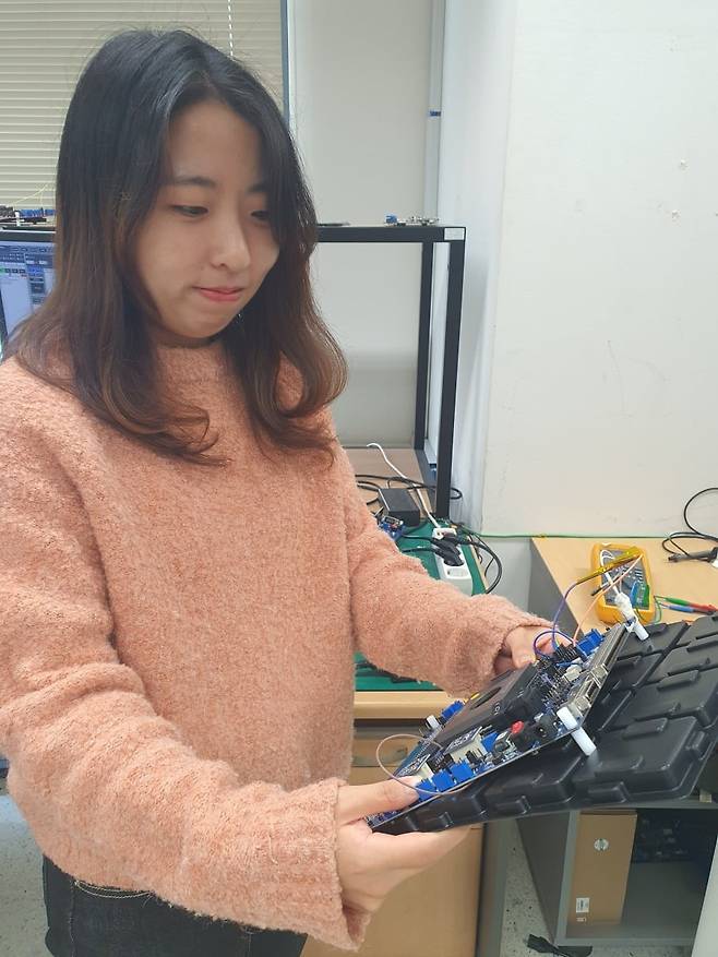 서유정 연구원이 보드 성능을 확인하고 있다. 윤현주 기자