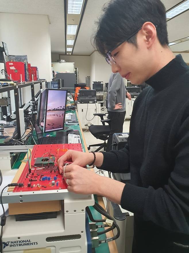 신진욱 연구원이 AT 디버깅을 하고 있다. 윤현주 기자