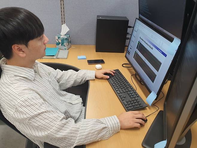 서보석 연구원이 프로젝트 발표 자료를 만들고 있다. 윤현주 기자