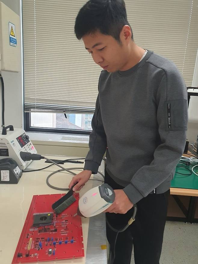 권도훈 연구원이 ESD 내성 평가를 하고 있다. 윤현주 기자