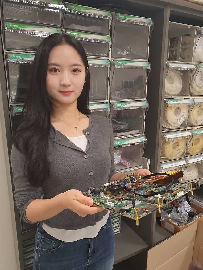 박주연 연구원이 PCB 보드를 보고 있다. 윤현주 기자