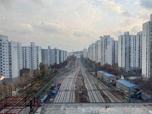 서울 도봉구 창동민자역사(조성 중)에서 창동삼성래미안, 동아아파트 일대를 바라본 모습. 사진= 손주형 기자