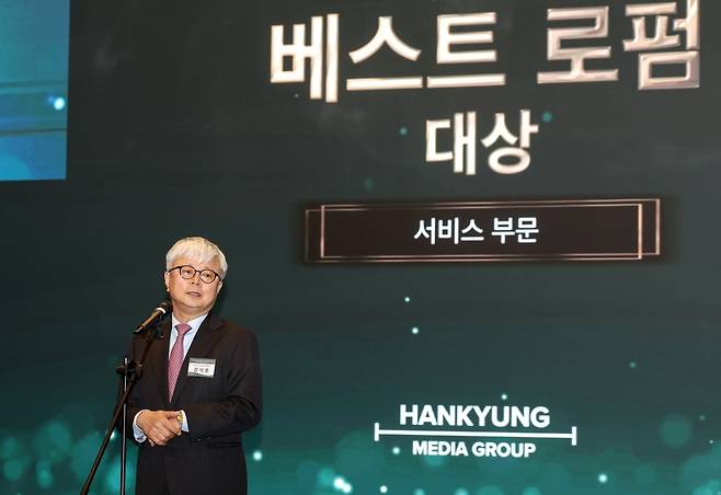 28일 서울 중림동 한국경제신문 다산홀에서 열린 2025 한경 베스트로펌&로이어 시상식에서 서비스 부문 대상을 받은 법무법인 율촌 강석훈 대표변호사가 수상 소감을 발표하고 있다./2025.11.28 문경덕 기자