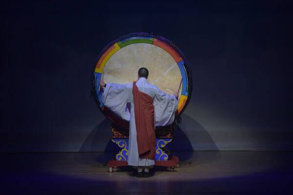 법고를 연주하고 있는 구산스님. 스님 제공